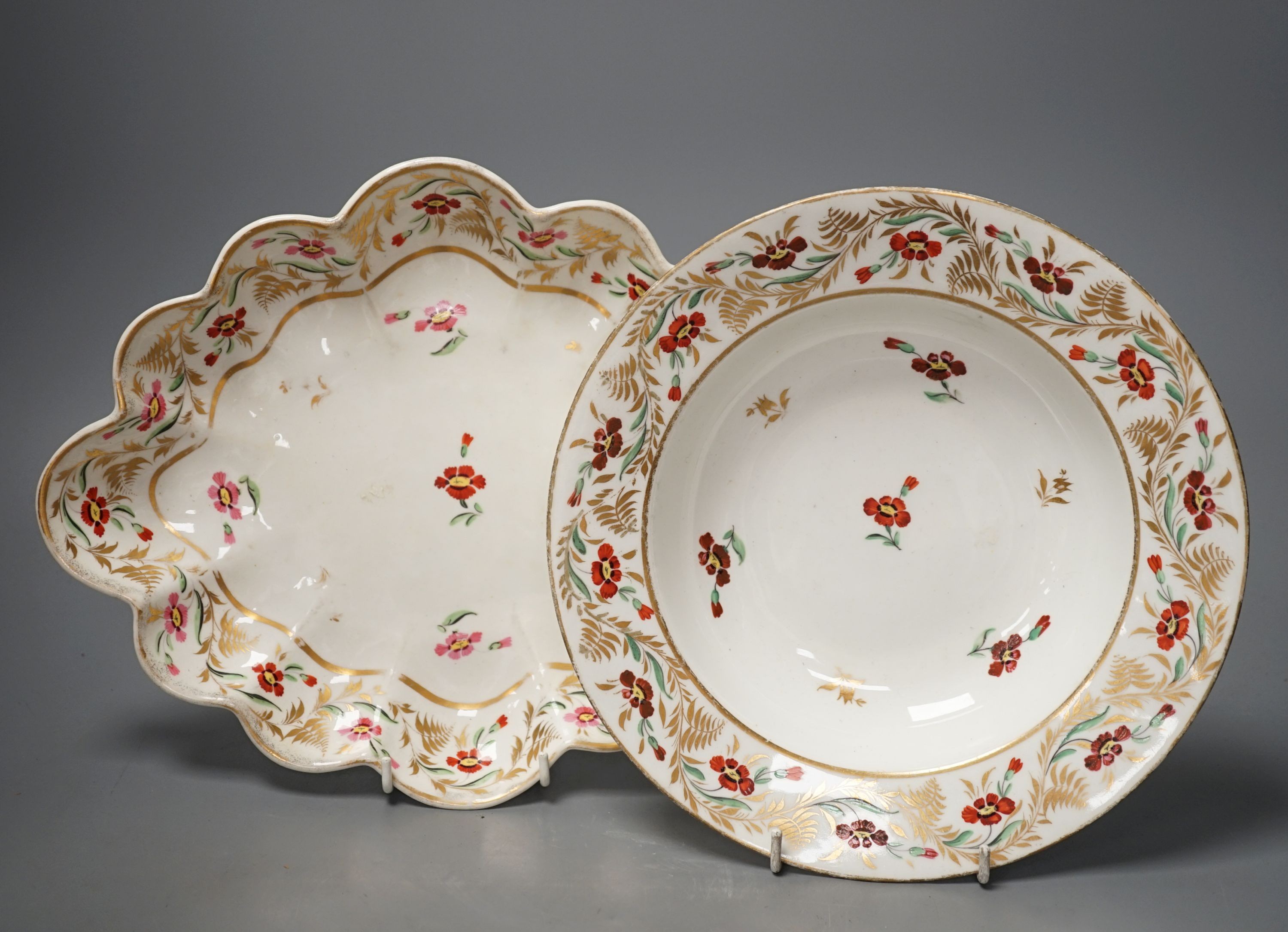 An early 19th century Derby seventeen-piece part dinner set, lobed oval serving dishes 31cm.
